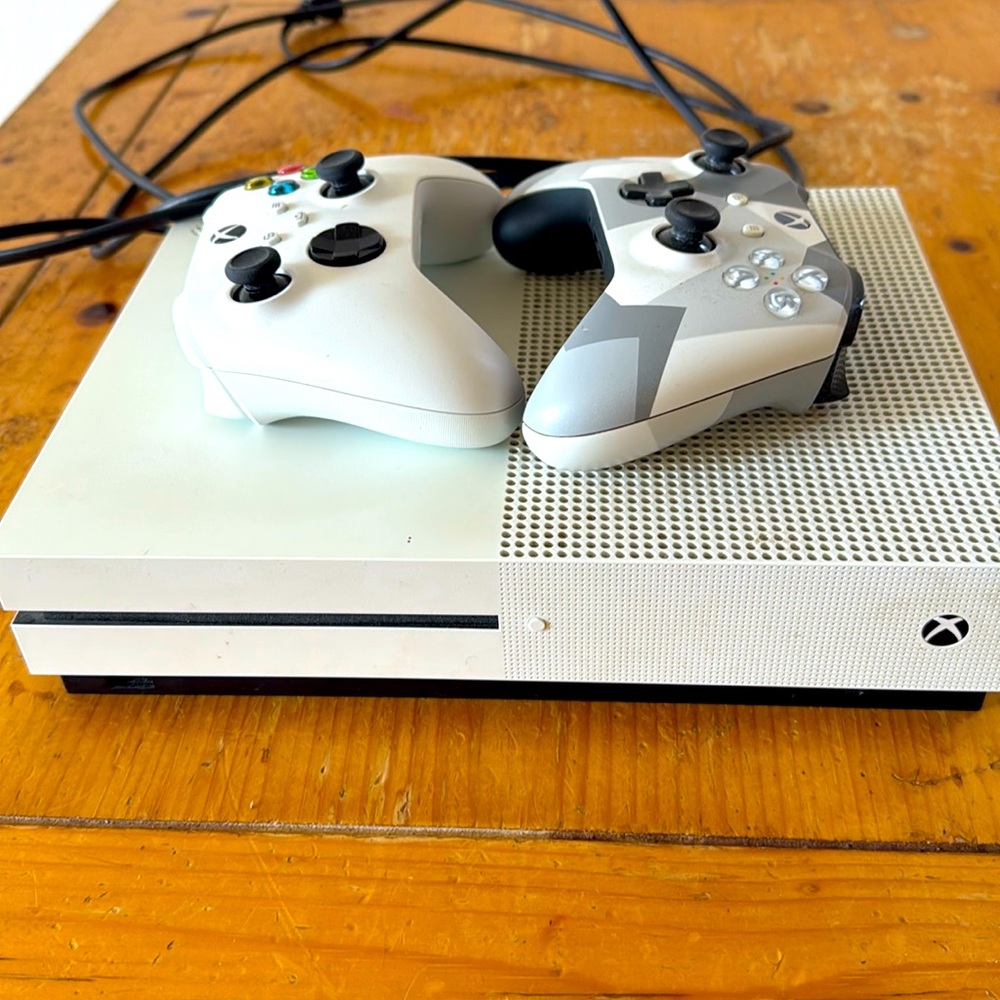 Xbox 1 s including two controllers